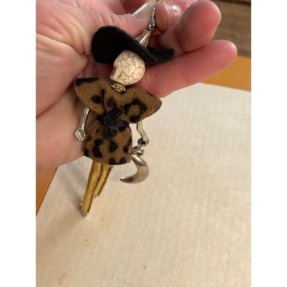 Leopard Print Skeleton Keychain Pendant With Felt Hat & Gold Legs - Picture 3 of 6
